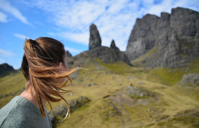 Back of ladies head looking out onto mountains